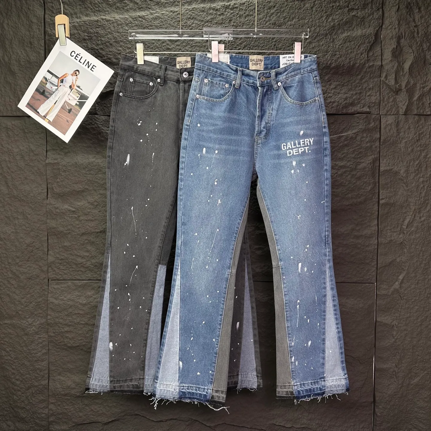 P250 GALLERY DEPT. 2025 new splash-ink hand-painted letter splicing couple style loose washed flared jeans 🔥High version🔥High version🔥 Top ceiling quality Styles with different washed textures are very friendly to people with thin legs and thick legs. The slightly flared version is very flattering. Moderate length that never goes out of style, easy to match with casually, basic styling for various styles, a must-have in the wardrobe! The fabric is stiff but also makes the upper body soft without losing texture. The washing process is even more perfect. It is a must-have item for everyone! ! ! Washed wheat, tag, pants label, three complete labels Color: washed black, washed blue Size: 28, 30, 32, 34 (four sizes)